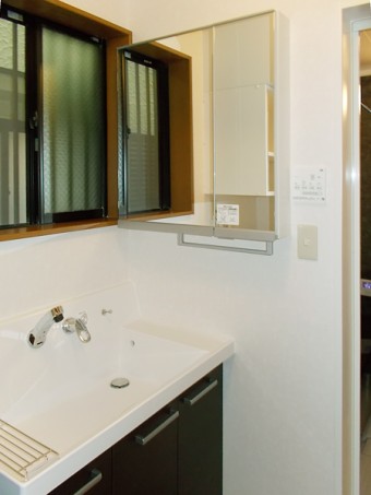 ブラックの落ち着いたバスルームにLIXILアライズ Zタイプ